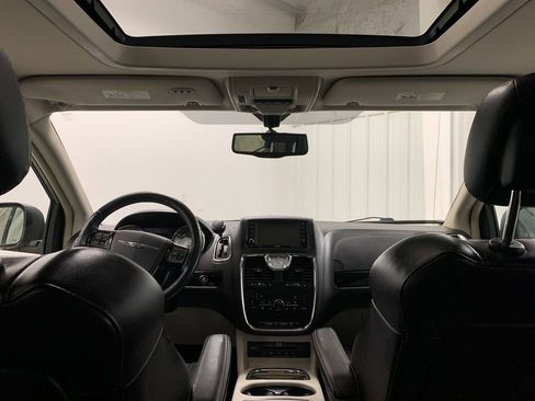 Used 2014 Chrysler Town & Country Touring-L image 26