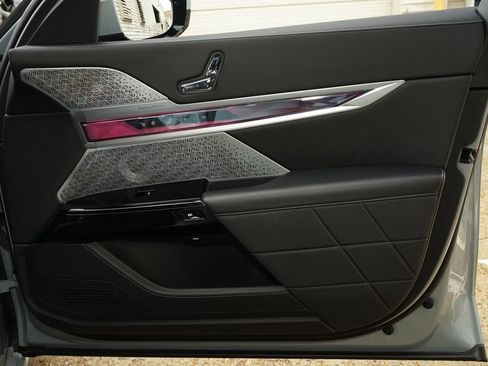 Used 2023 BMW 760i xDrive image 29