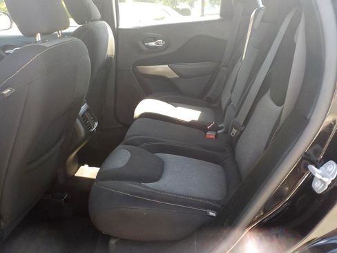 Used 2017 Jeep Cherokee Sport FWD image 18