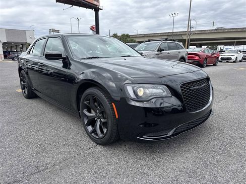 Used 2022 Chrysler 300 Touring w/ Sport Appearance Package image 6