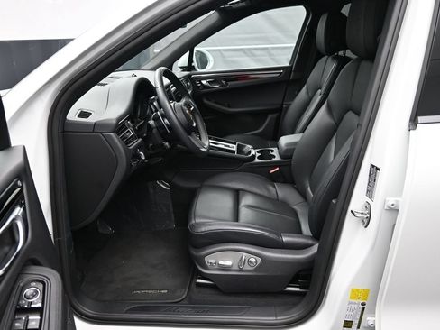 Certified 2025 Porsche Macan AWD/4WD image 5