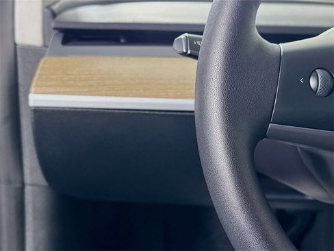 Used 2023 Tesla Model Y Performance image 10