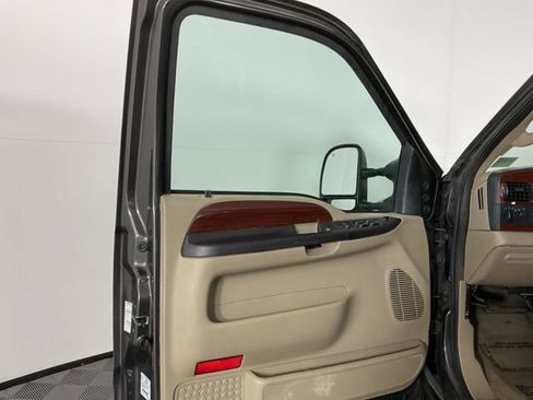Used 2005 Ford F350 Lariat AWD/4WD image 9