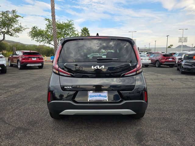 Used 2025 Kia Soul LX w/ LX Technology Package FWD image 9