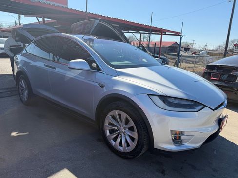 Used 2016 Tesla Model X image 11