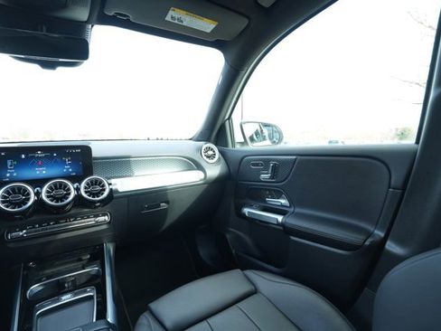 Used 2025 Mercedes-Benz GLB 250 4MATIC image 22