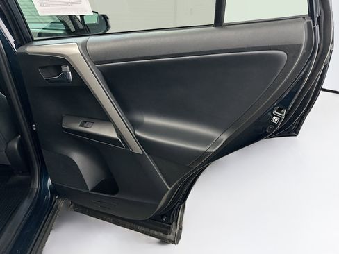 Used 2018 Toyota RAV4 XLE AWD/4WD image 32