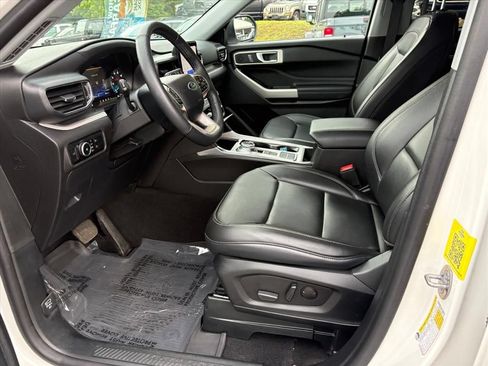 Used 2024 Ford Explorer XLT w/ Equipment Group 202A RWD image 16