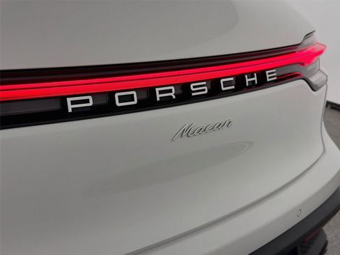Certified 2024 Porsche Macan AWD/4WD image 17