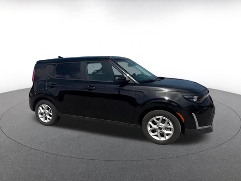 Used 2025 Kia Soul LX w/ LX Technology Package FWD image 2