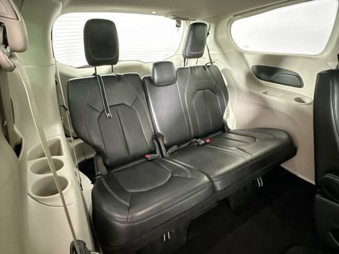 Used 2024 Chrysler Pacifica Touring-L FWD image 27