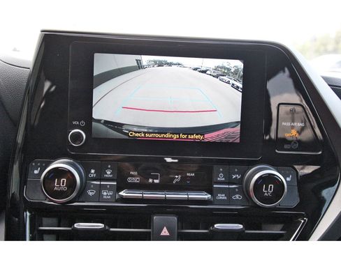 Used 2023 Toyota Highlander XLE FWD image 25