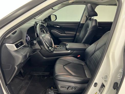 Used 2021 Toyota Highlander XLE AWD/4WD image 20