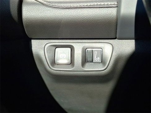 Used 2023 GMC Acadia SLE image 24