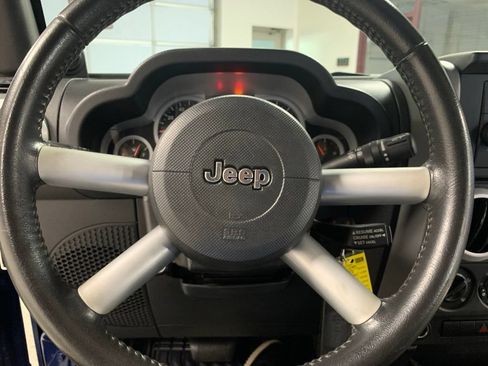 Used 2009 Jeep Wrangler Unlimited Sahara AWD/4WD image 16