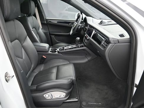 Certified 2025 Porsche Macan AWD/4WD image 29