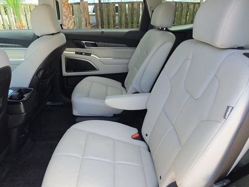 Used 2024 Kia Telluride SX w/ Towing Package FWD image 13