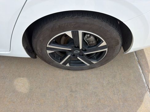 Used 2024 Nissan Sentra SV FWD image 9