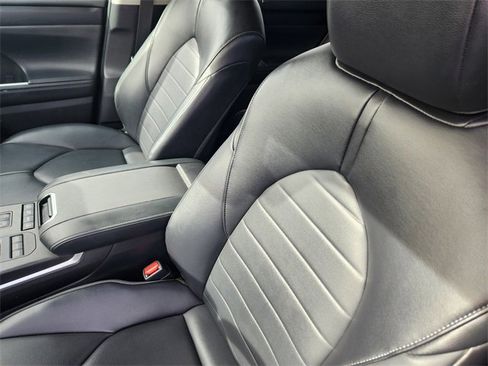 Used 2022 Toyota Highlander XLE image 8