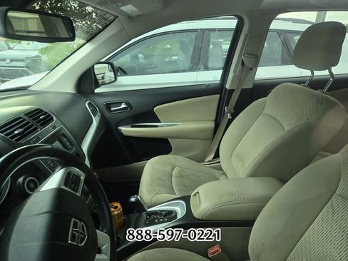 Used 2020 Dodge Journey SE w/ SE Popular Equipment Group image 2