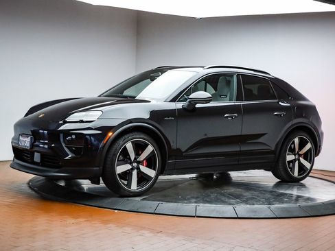Certified 2025 Porsche Macan 4S Electric AWD/4WD image 2