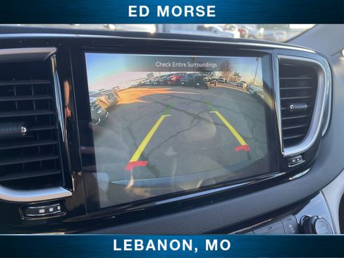 Used 2023 Chrysler Pacifica Touring-L image 14