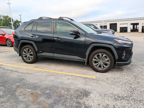 Used 2022 Toyota RAV4 Limited AWD/4WD image 7