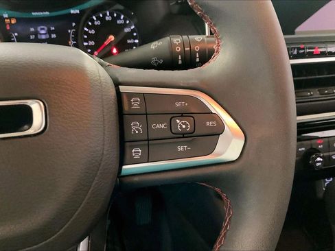 Used 2025 Jeep Compass Trailhawk AWD/4WD image 19
