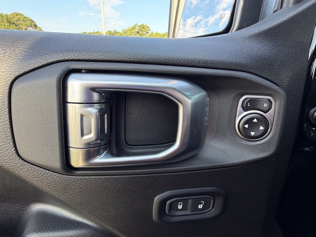 Used 2025 Jeep Gladiator Mojave w/ Technology Group AWD/4WD image 52
