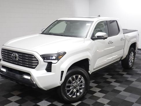 Used 2025 Toyota Tacoma Limited AWD/4WD image 2
