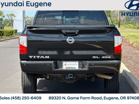 Used 2018 Nissan Titan SL AWD/4WD image 4