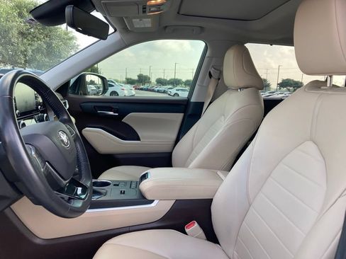 Used 2020 Toyota Highlander XLE AWD/4WD image 10
