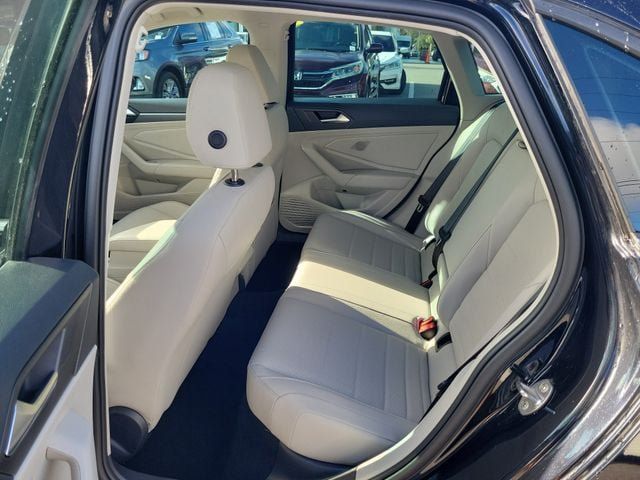 Certified 2023 Volkswagen Jetta SE w/ Panoramic Sunroof Package FWD image 11
