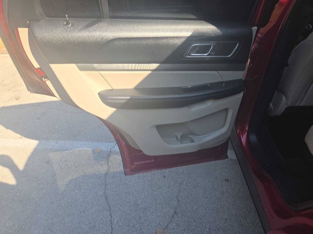 Used 2018 Ford Explorer XLT w/ Equipment Group 202A FWD image 19