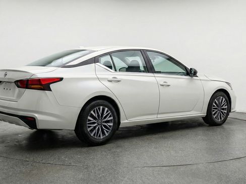 Used 2025 Nissan Altima 2.5 SV image 9