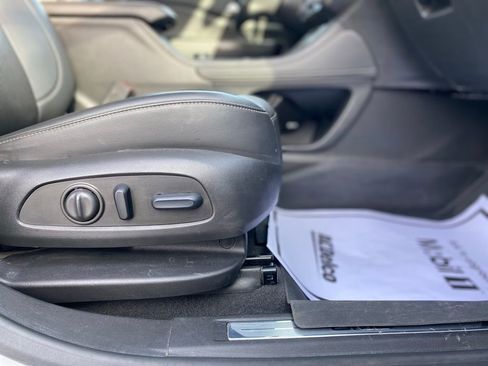 Used 2023 GMC Acadia SLT w/ Elevation Edition image 11