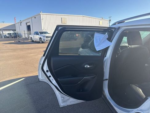 Used 2019 Jeep Cherokee Limited w/ Technology Group image 8