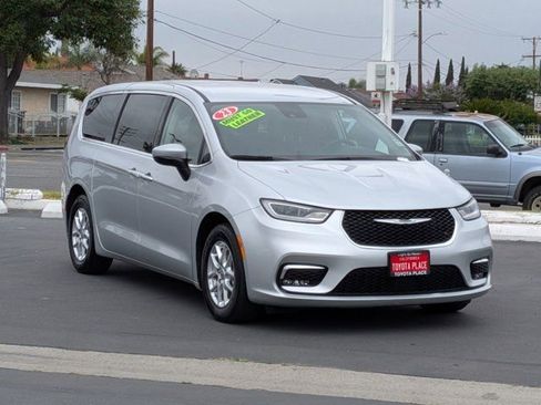 Used 2023 Chrysler Pacifica Touring-L FWD image 3