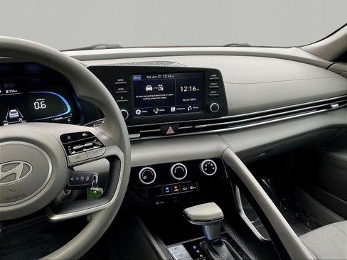 Certified 2024 Hyundai Elantra SE FWD image 9