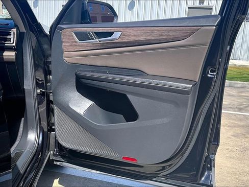 Used 2025 Volkswagen Atlas SEL image 25