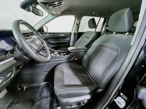 Used 2023 Jeep Grand Cherokee Laredo AWD/4WD image 19