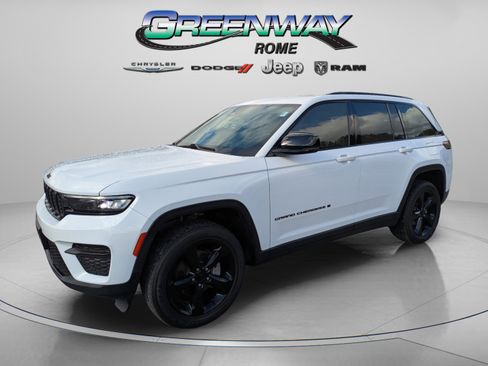 Used 2023 Jeep Grand Cherokee Altitude image 3