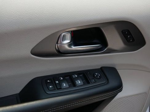 Used 2023 Chrysler Pacifica Touring-L FWD image 15