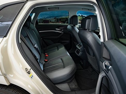 Used 2022 Audi e-tron Premium Plus w/ Premium Plus Package image 35