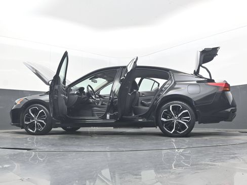 Certified 2025 Nissan Altima 2.5 SR FWD image 38