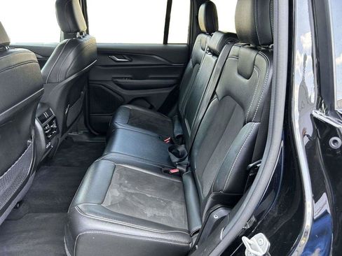 Used 2024 Jeep Grand Cherokee Altitude RWD image 9