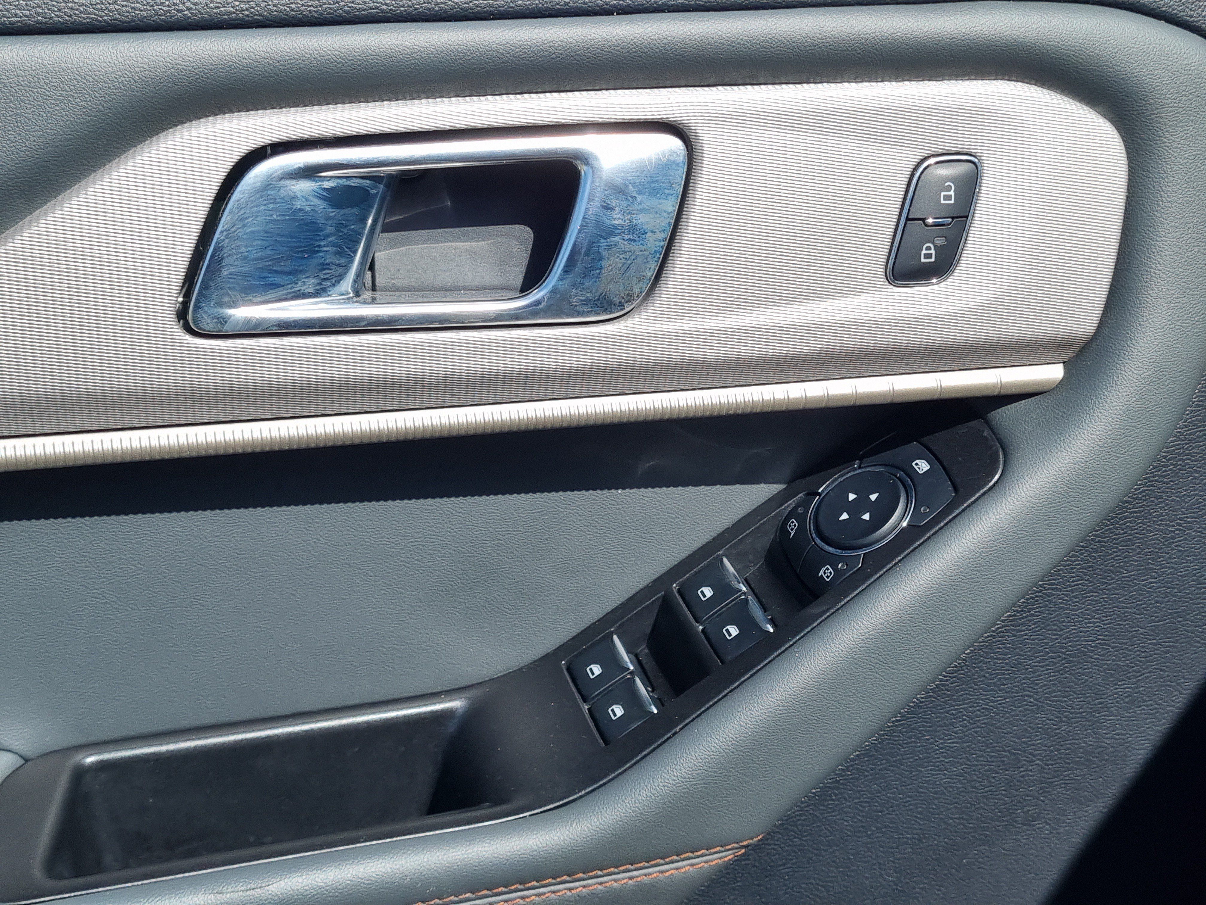 Used 2025 Ford Explorer Active AWD/4WD image 26