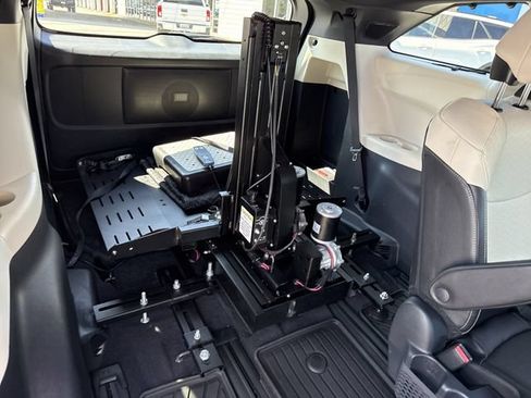 Used 2025 Toyota Sienna Limited AWD/4WD image 37