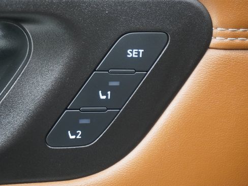 Used 2023 Nissan Pathfinder Platinum w/ Lighting Package (N93) FWD image 18