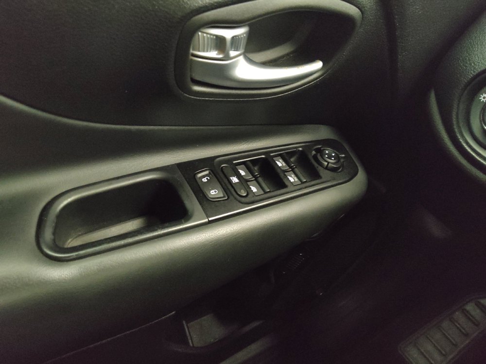 Used 2020 Jeep Renegade Altitude FWD image 27